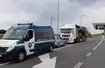 Za szeroki transport na A4, pojazd uszkodził bramkę