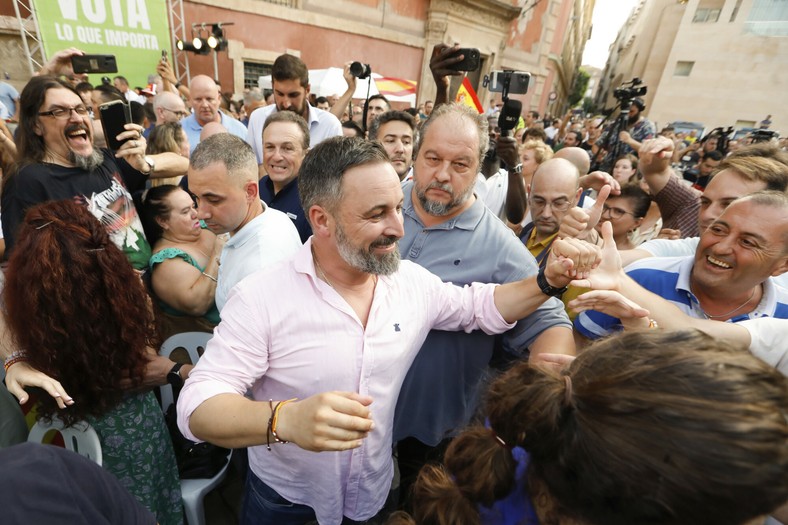 Lider partii Vox, Santiago Abascal, na placu Cardenal Belluga w Murcji, 20 lipca 2023 r.