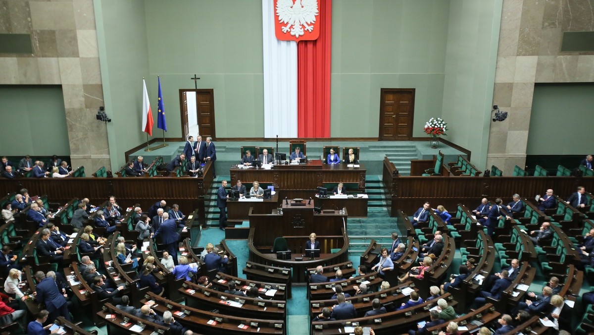 Komisja polityki społecznej i rodziny pozytywnie zaopiniowała w czwartek prezydencki projekt ustawy o obniżeniu wieku emerytalnego do 60 lat dla kobiet i 65 lat dla mężczyzn.