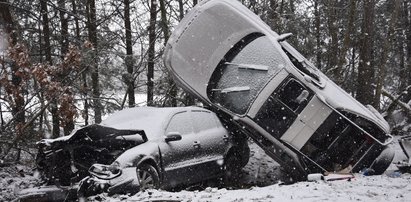 Rodzina wpadła w poślizg i zjechała do rowu. Chwilę później doszło do tragedii