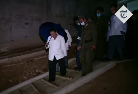 Kim Dzong Un z trudem pokonuje prowizoryczne schody na placu budowy. Fragment propagandowego filmu wyemitowanego na antenie koreańskiej telewizji rządowej. (youtube/TheTelegraph)