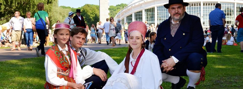 <strong>Kultura i przeszłość</strong>
<br></br>
Kultura Estonii nosi - w architekturze i tradycji - ślady wpływów dominacji Danii, Szwecji, Niemiec i Rosji, czyli państw, które w różnych okresach sprawowały władzę na tych terenach. 
<br></br>
Polskie ślady krótkiego panowania nad południowym terytorium dzisiejszej Estonii można znaleźć w niewielu miejscach. Jednym z nich jest Tartu (Dorpat), drugie co do wielkości miasto w tym kraju uznawane za silny ośrodek uniwersytecki i kulturalny. Biało-czerwone barwy flagi Tartu to nie przypadek, nadał je Stefan Batory, król Polski w latach 1533-1586.
<br></br>
Język estoński jest blisko spokrewniony z językiem fińskim i zaczął być powszechnie używany w XIX wieku. Za ojca rodzimego języka Estończyków uchodzi Kristjan Jaak Peterson, który jako student niemieckojęzycznego uniwersytetu w Tartu, jako pierwszy zaczął tworzyć literaturę w języku estońskim.
<br></br>