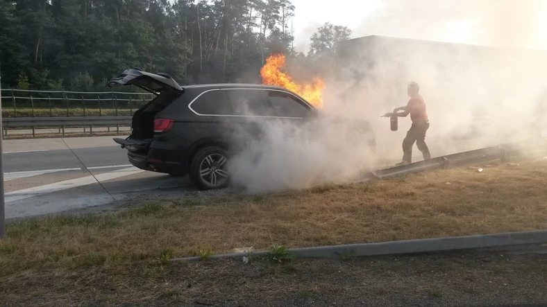 Gaszenie płonącego auta podręczną gaśnicą zwykle niewiele daje