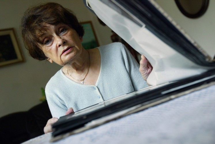 Jadwiga Kaczyńska pokazuje stare zdjęcia z rodzinnego albumu