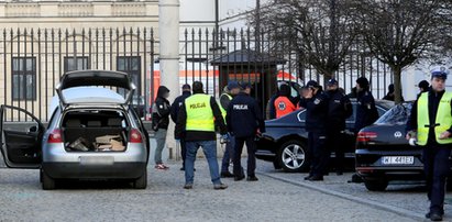 Autem staranował bramę Pałacu Prezydenckiego. Wcześniej rozjechał policjanta