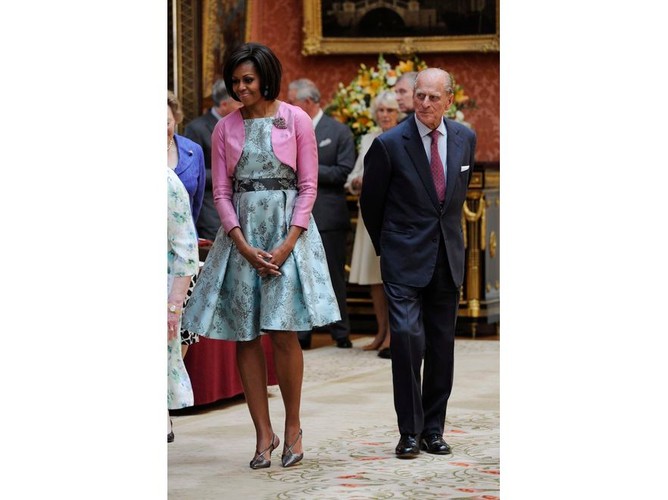 Michelle Obama w wersji cukierkowej. Na okoliczność wizyty w Pałacu Buckingham prezydentowa postawiła na landrynkowe odcienie błękitu i różu oraz klasyczne, kobiece fasony: rozkloszowaną spódnicę i zgrabne bolerko. My wolimy jej kreacje „z pazurem”