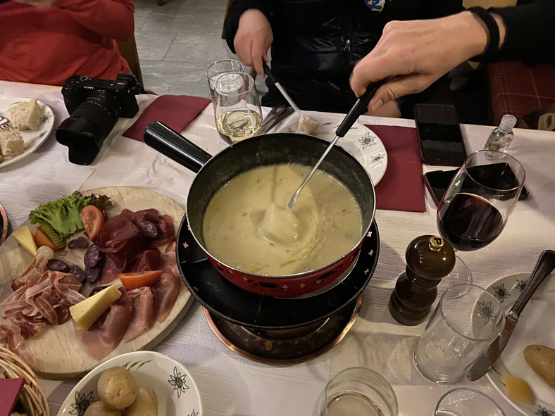 Serowe fondue to jedno z tradycyjnych szwajcarskich dań