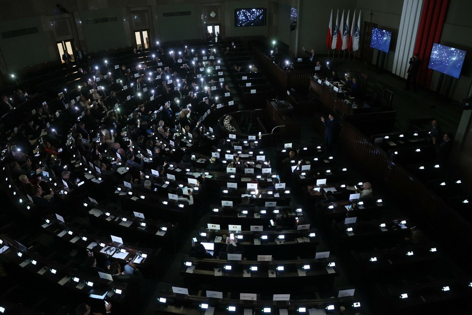 Posiedzenie Zgromadzenia Parlamentarnego OBWE w polskim Sejmie. Wygaszone światło w geście solidarności z Ukrainą, nękaną rosyjskimi atakami rakietowymi na infrastrukturę energetyczną. 25.11.2022 r.