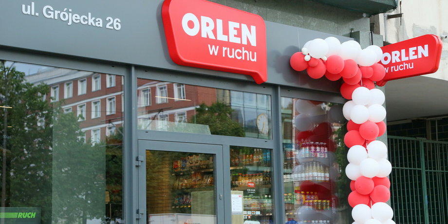 Pod koniec czerwca 2021 r. PKN Orlen otworzył w Warszawie pierwszy punkt nowego formatu sprzedaży detalicznej Orlen w ruchu z asortymentem sklepowym i gastronomicznym.
