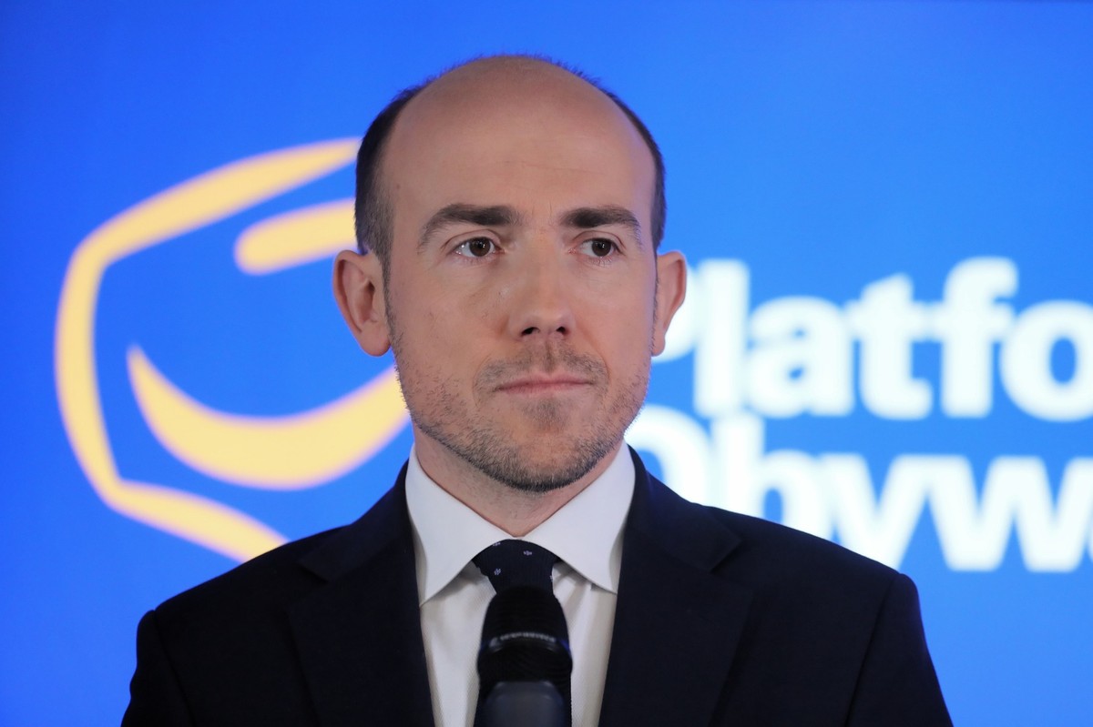 Decyzję prezydenta Budka skomentował na Twitterze. "Decyzja prezydenta jest kwintesencją niesamodzielności i wpisania się w antyobywatelską i antyeuropejską politykę PiS. To kolejny krok w zagwarantowaniu obozowi władzy bezkarności, a Polsce - absolutnego chaosu w sądownictwie. Wstyd Panie Prezydencie" - napisał szef Platformy.