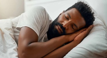 5 health benefits of sleeping on your left side