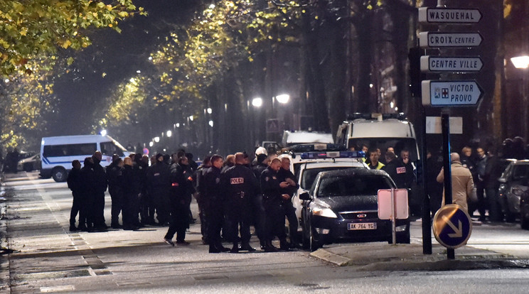 A francia rendőrök óriási erőkkel érkeztek a helyszínre/Fotó: AFP