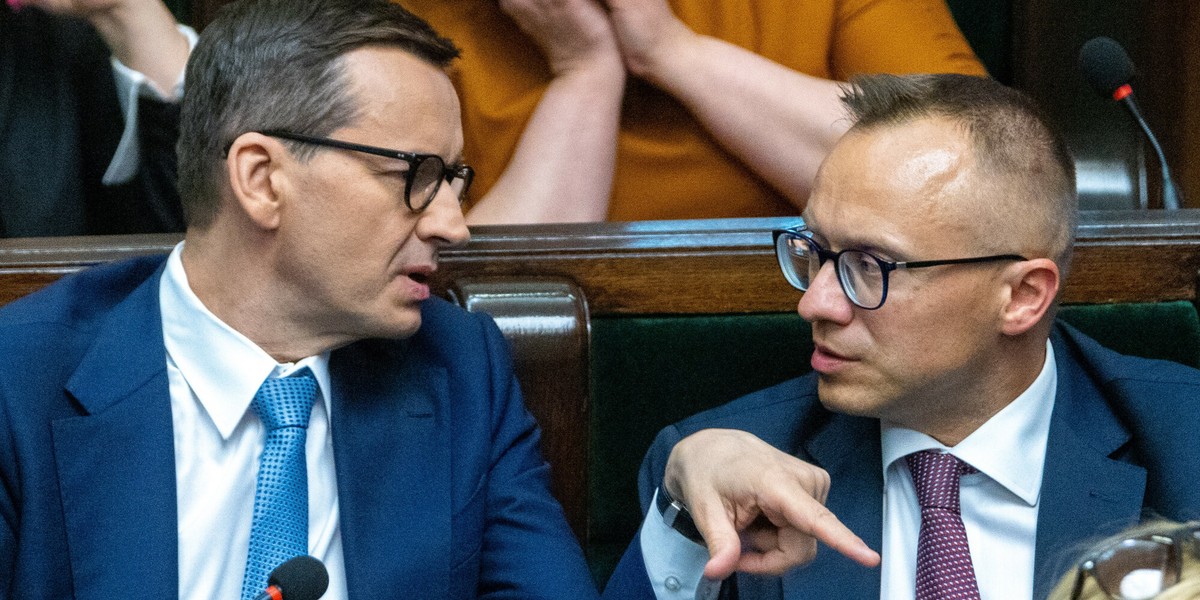 Premier Mateusz Morawiecki i wiceminister finansów Artur Soboń