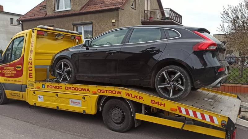 Volvo, które wczoraj w Krotoszynie, policja odebrała pijanemu kierowcy, prokurator kazał dziś oddać "osobie godnej zaufania" Fot. Policja