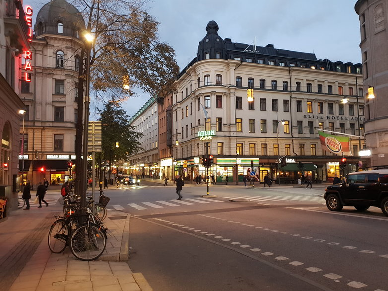 Ulica Kungsatan w centrum Sztokholmu w dzielnicy Norrmalm