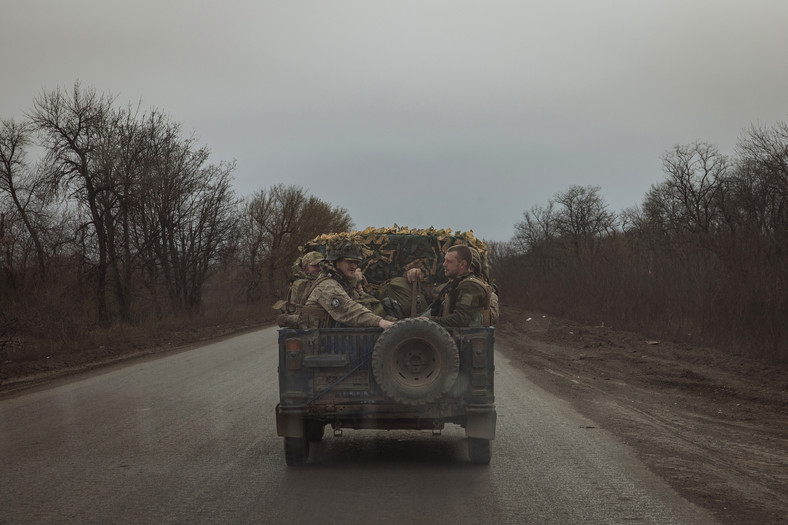 Ukraińscy żołnierze jadą pojazdem wojskowym po drodze w pobliżu miasta Chasiw Jar w obwodzie donieckim.