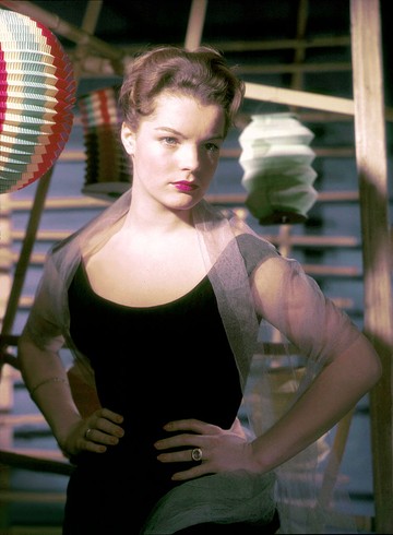 Romy Schneider fiatalon, karrierje csúcsán. Elegáns, határozott kiállásával és klasszikus szépségével gyorsan a korszak ikonikus színésznőjévé vált. 