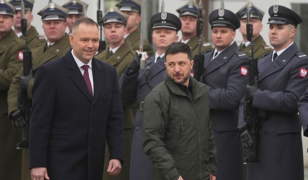 Poljski predsednik Karol Navrocki i ukrajinski Volodimir Zelenski na ceremoniji dobrodošlice uoči sastanka u Varšavi 19. decembra