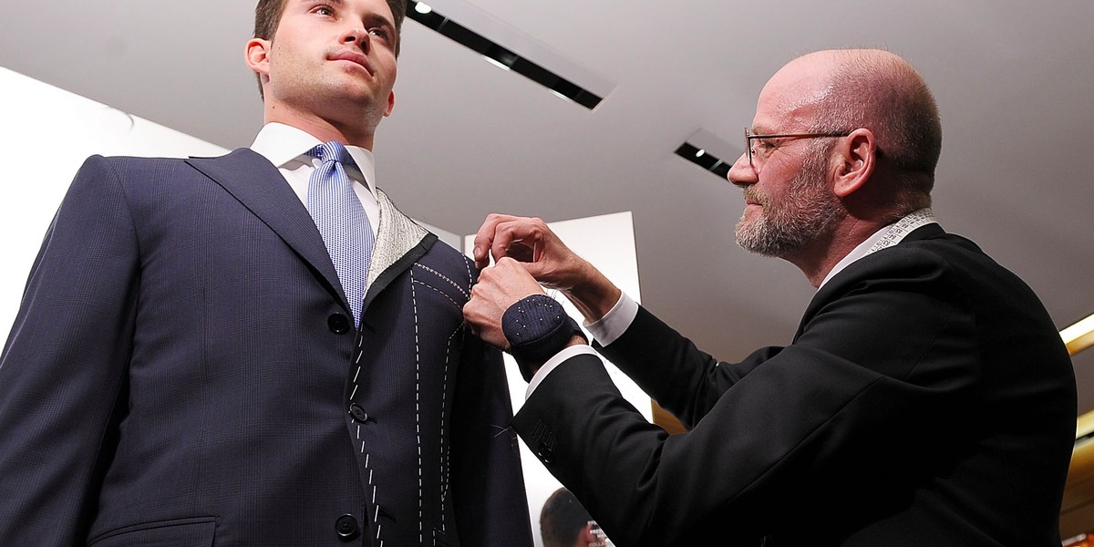 Warren Buffett explains what makes a good manager using a tailor and the pope