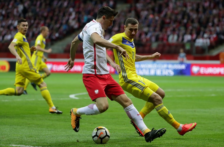 Robert Lewandowski (L) i Dmitrij Szomko (P)