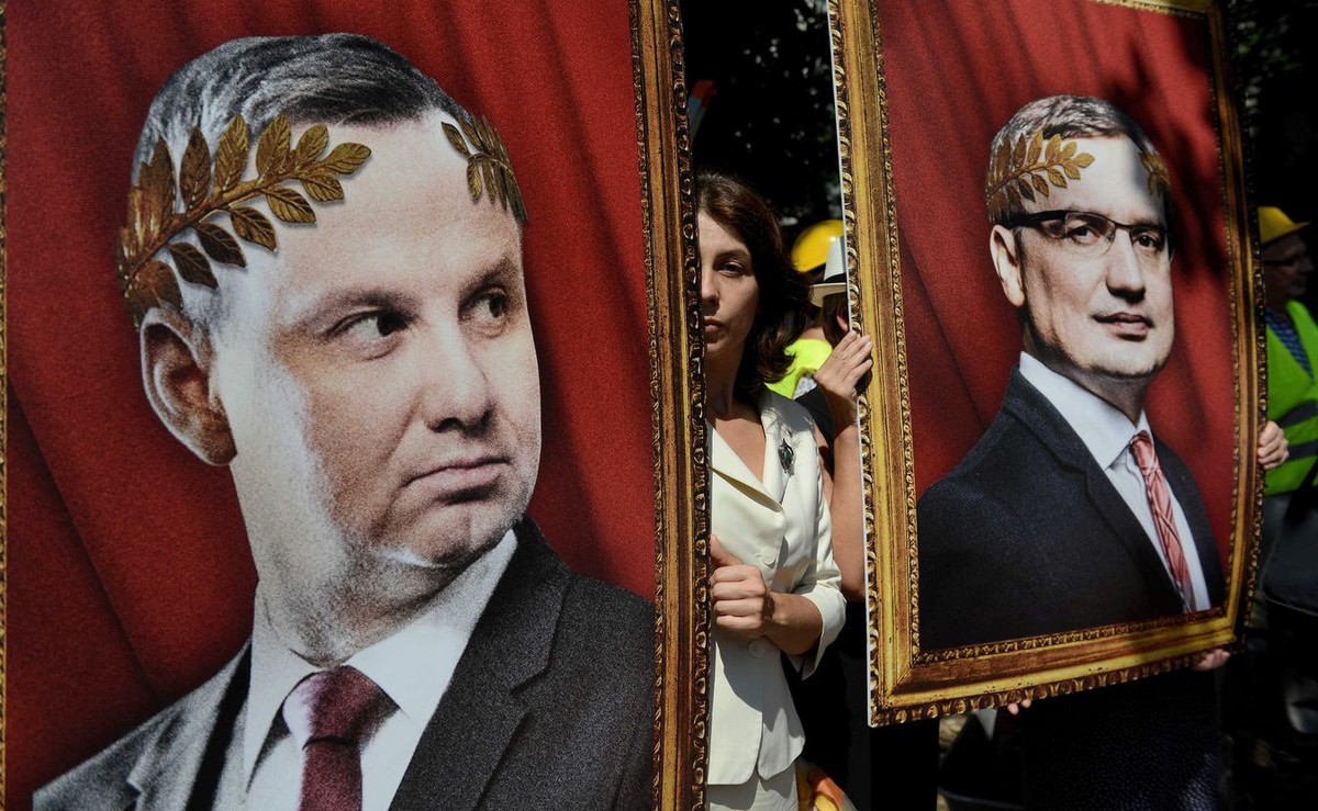 Happening zorganizowany przez Akcję Demokracja przed siedzibą KRS w Warszawie