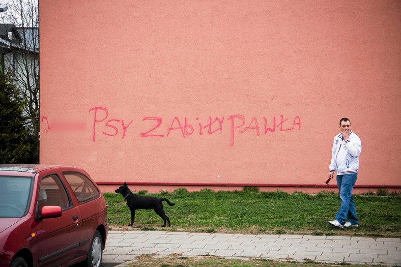 Napis na bloku w Białymstoku po śmierci Pawła Klima