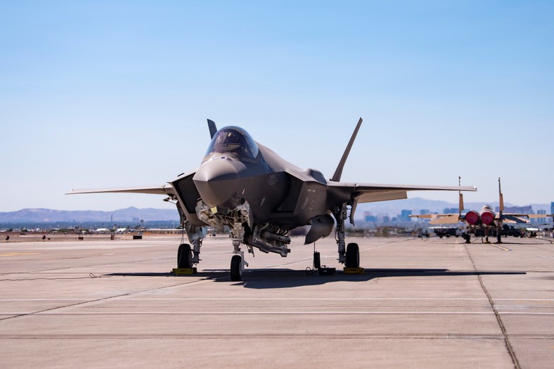 F-35A przenoszący zestaw do testów bomby B61-12 w trakcie postoju na płycie lotniska bazy lotniczej w Nellis w Nevadzie.