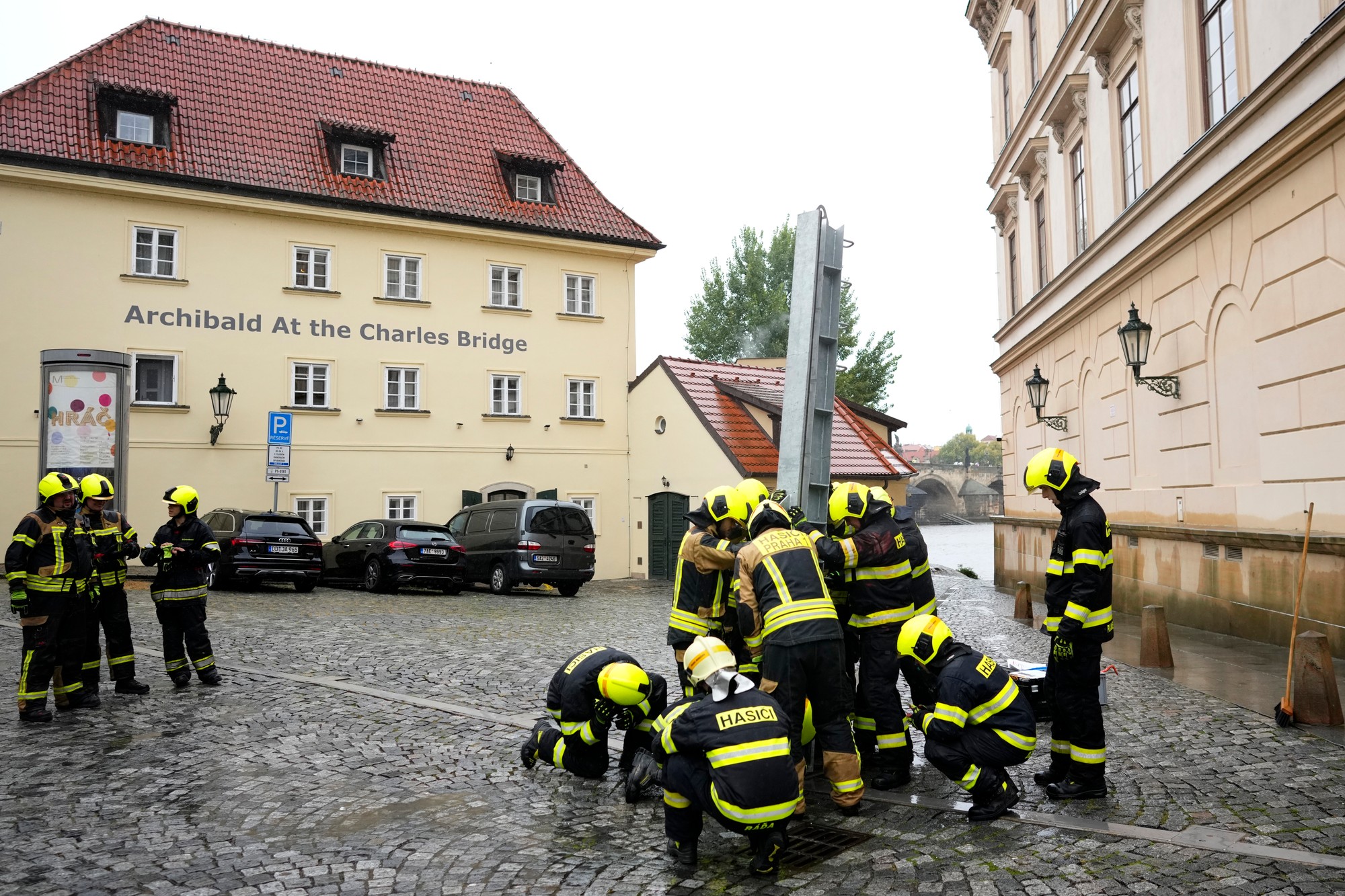 Hasiči stavajú časti protipovodňových bariér v Prahe.