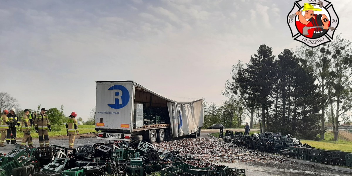 Wypadek w Czarlinie. Ładunek z piwem wypadł na ziemię. Co za strata