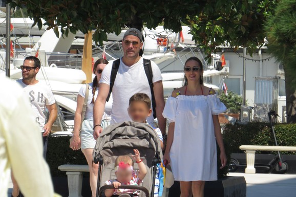 PRVE PORODIČNE SLIKE ALEKSANDRE PRIJOVIĆ I FILIPA SA DECOM  Mali Aki gura sestru u kolicima, neodoljiv prizor u Crnoj Gori: Brena i Boba ih sačekali na jahti