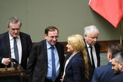 Koronawirus w Polsce. Wicepremier, minister kultury i dziedzictwa narodowego Piotr Gliński (L), minister spraw wewnętrznych i administracji Mariusz Kamiński (2L), wiceprzewodnicząca KP Lewicy Karolina Pawliczak (3L) oraz prezes PiS Jarosław Kaczyński 