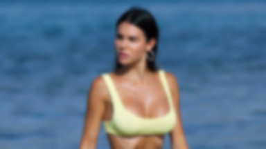 Włoska modelka w bikini na greckiej plaży. Uwaga, gorące zdjęcia!