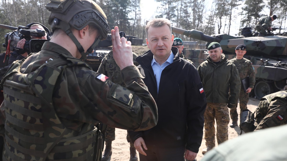 Mariusz Błaszczak podczas inauguracji projektu szesnastodniowych szkoleń dla cywilów „Trenuj jak żołnierz w siedzibie 1. Warszawskiej Brygady Pancernej.