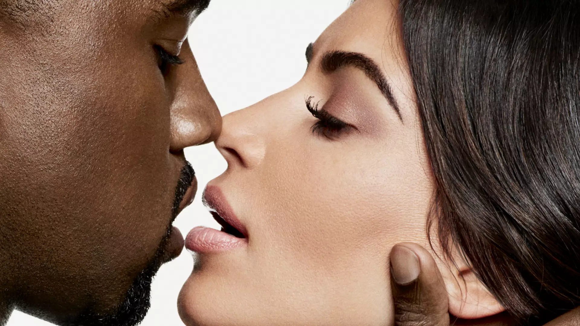 Kim Kardashian i Kanye West pozują w łóżku dla Karla Lagerfelda. Zobacz wspólną okładkę słynnej pary