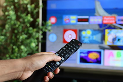 Nie potrzebujesz drogiego telewizora, aby korzystać z funkcji smart TV. To pięć modeli do 1500 zł, które ją mają i obsługują standard DVB-T2/HEVC