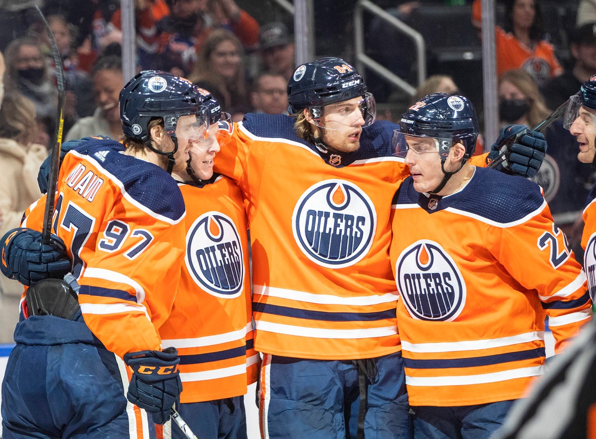 Radość hokeistów Edmonton Oilers (od lewej: Connor McDavid, Tyler Benson, William Lagesson i Tyson Barrie)