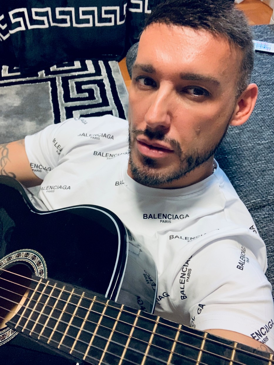 Jolly zenekarával ad majd elő egy kultúrházból, de a helyszín titkos, nehogy odamenjenek az emberek