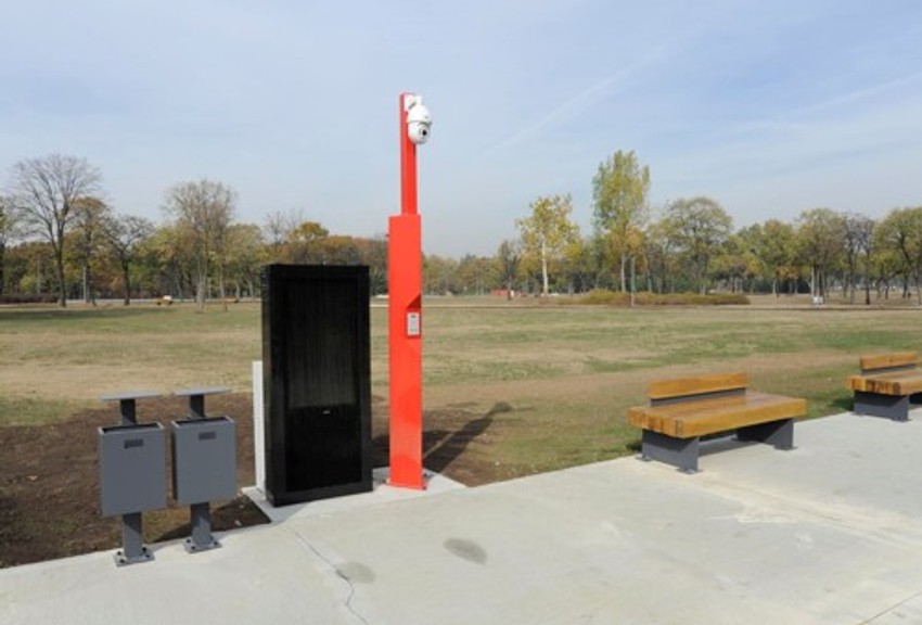 Kamera na crvenom stubu sve snima