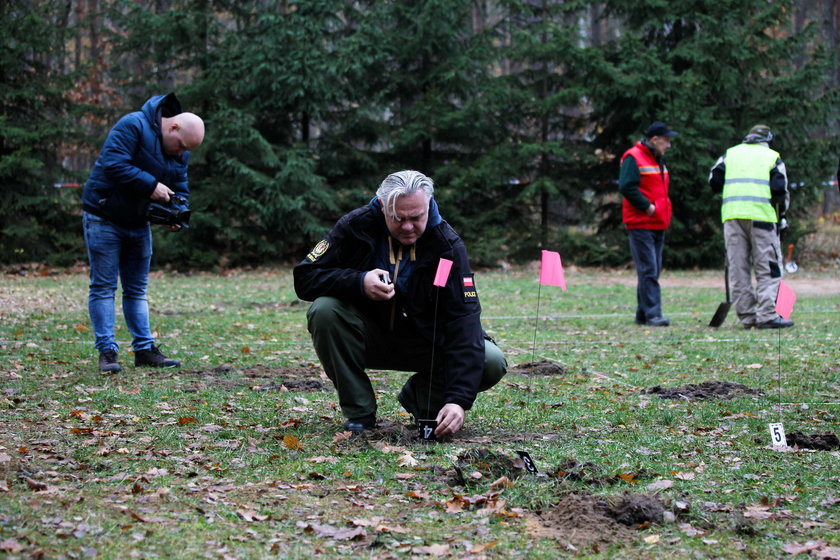 Ludzkie szczątki na parkingu w lesie w Treblince