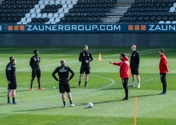 Piłkarze LASK Linz wznowili treningi. Ćwiczyli zachowując dwumetrową odległość