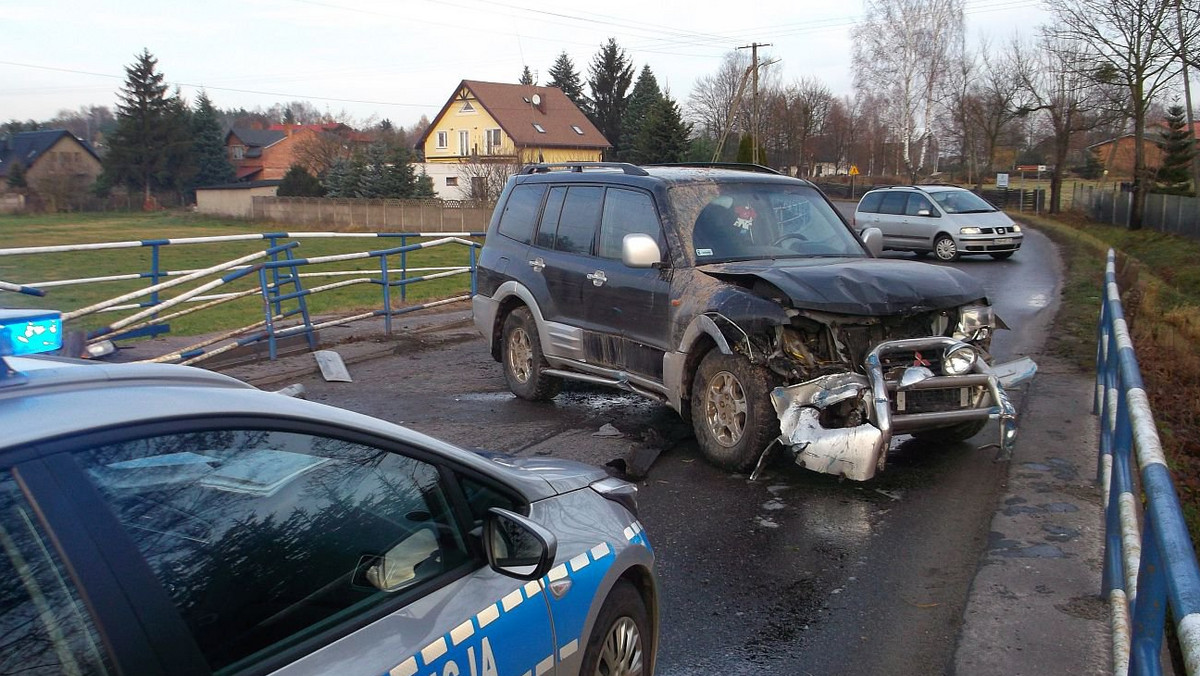 Nietrzeźwy kierowca, który próbował uciec przed policyjnym radiowozem spowodował wypadek. Do szpitala trafiła pasażerka auta, pijanemu kierowcy nic się nie stało.