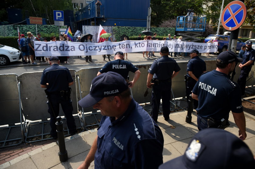 Przepychanki manifestantów z policjantami przed Sejmem. Zatrzymano kilka osób