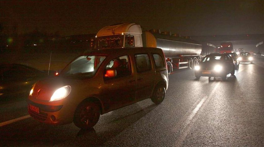 Tir wywrócił się na A4. Potężne korki! Kilka godzin była zakorkowana A4 po tym, jak kilometr od bramek na odcinku Katowice-Kraków do rowu wpadł tir. Dopiero ciężki sprzęt specjalistyczny zdołał postawić kolosa na kołach