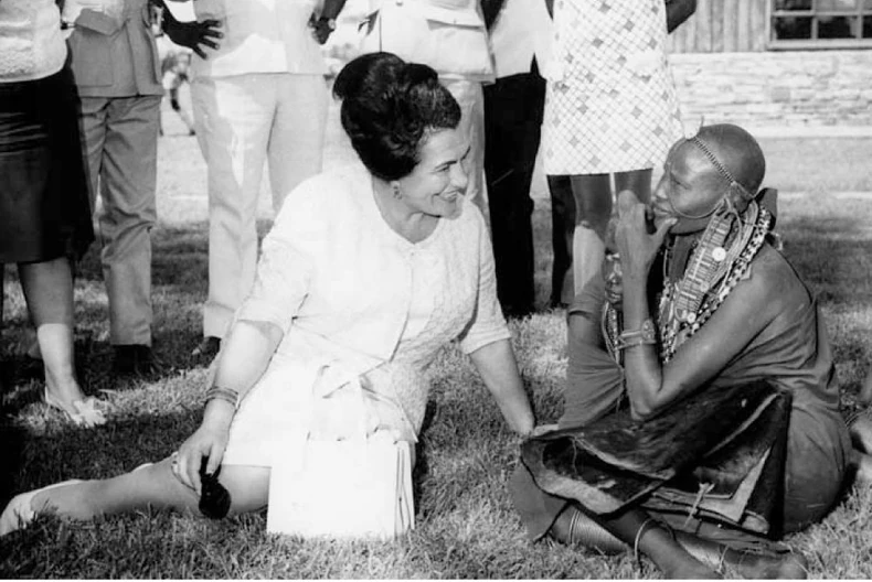 U Kikoroku (Kenija), sa lokalnim stanovništvom 14. februar 1970.