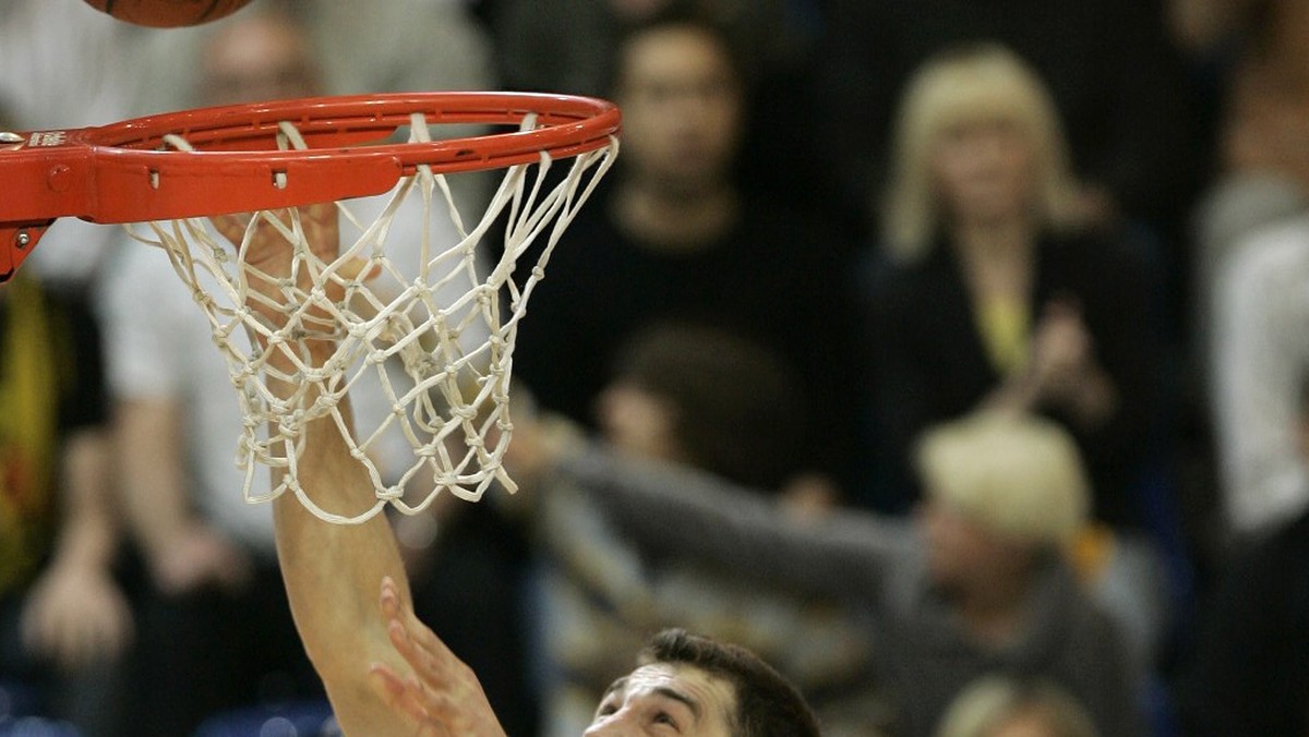 Asseco Prokom Sopot pokonał  PGE Turów Zgorzelec 95:79 (28:13, 19:15, 26:24, 22:27) w pierwszym finałowym meczu Polskiej Ligi Koszykówki.