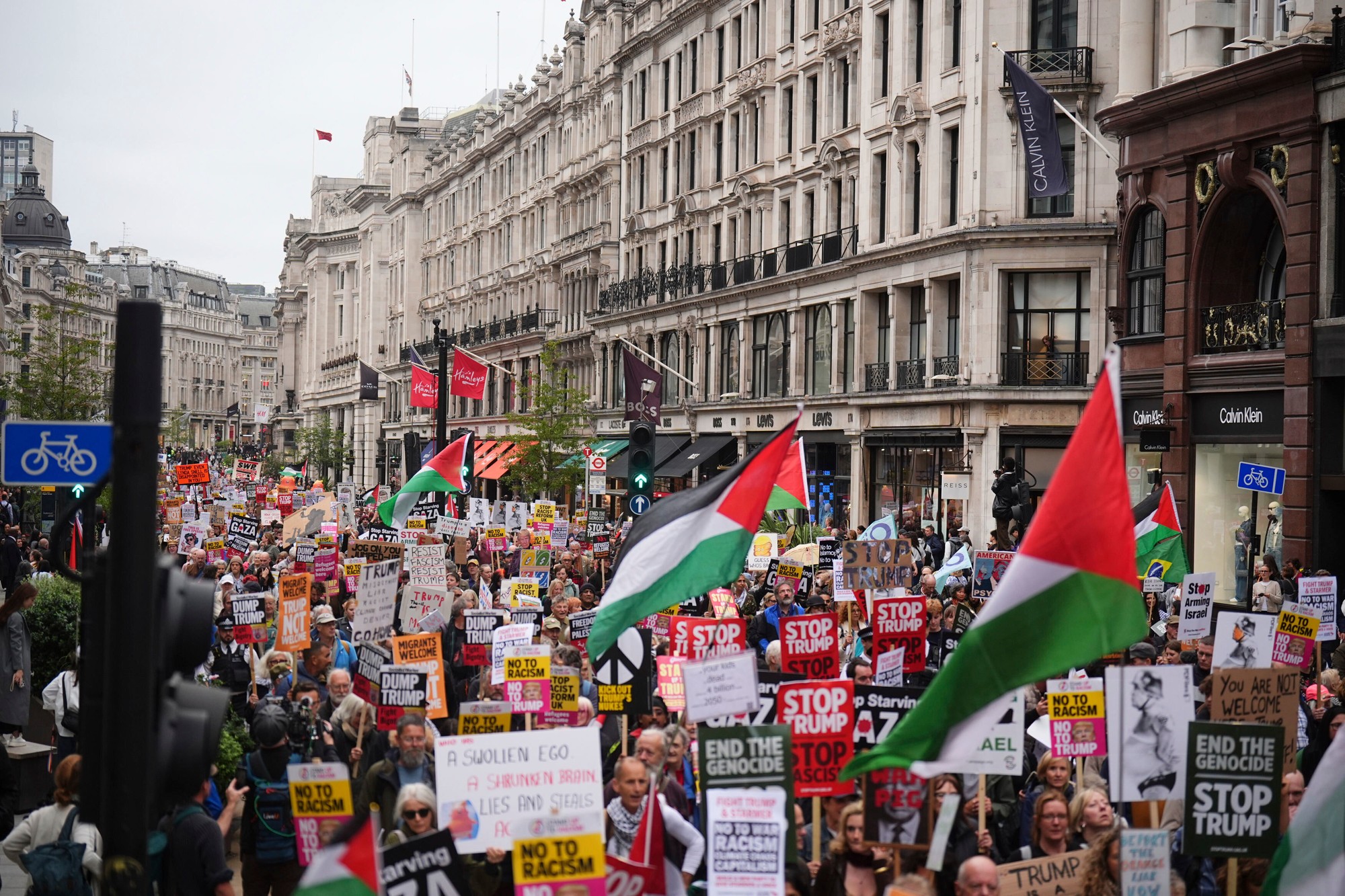 Protesty proti prezidentovi Trumpovi vypukli v deň jeho príchodu do Británie.