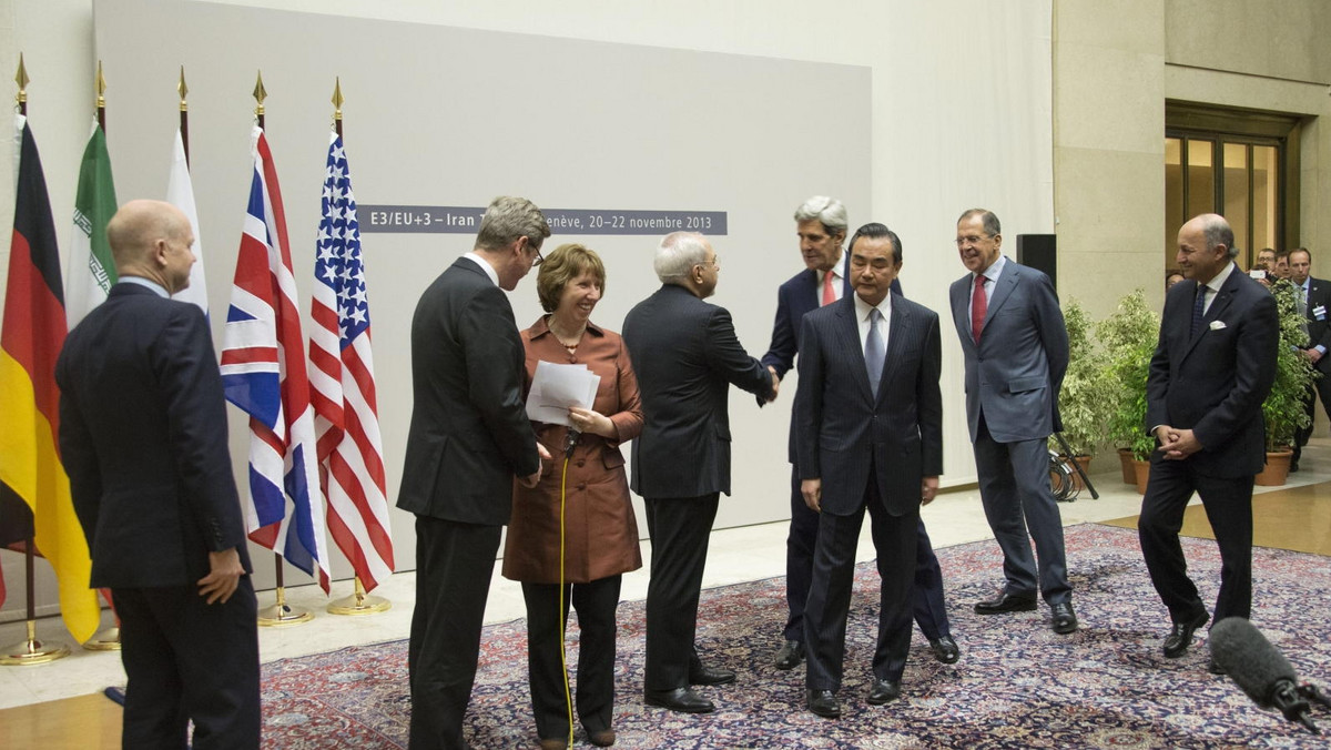 Po osiągniętym w miniony weekend porozumieniu w sprawie irańskiego programu nuklearnego Unia Europejska rozpoczyna przygotowania do złagodzenia niektórych sankcji wobec Iranu - poinformował w poniedziałek rzecznik KE ds. polityki zagranicznej Michael Mann.