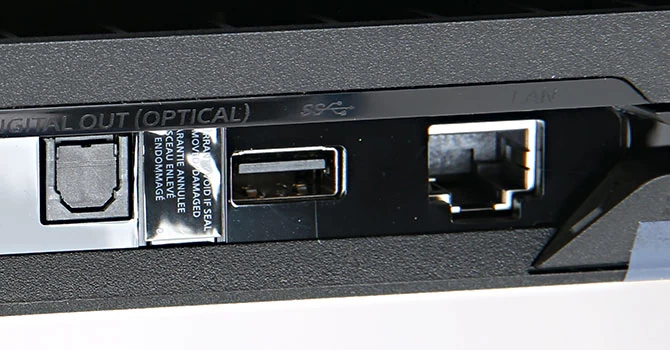 W przeciwieństwie do Slim PS4 Pro ma z tyłu złącze optyczne i dodatkowy port USB.