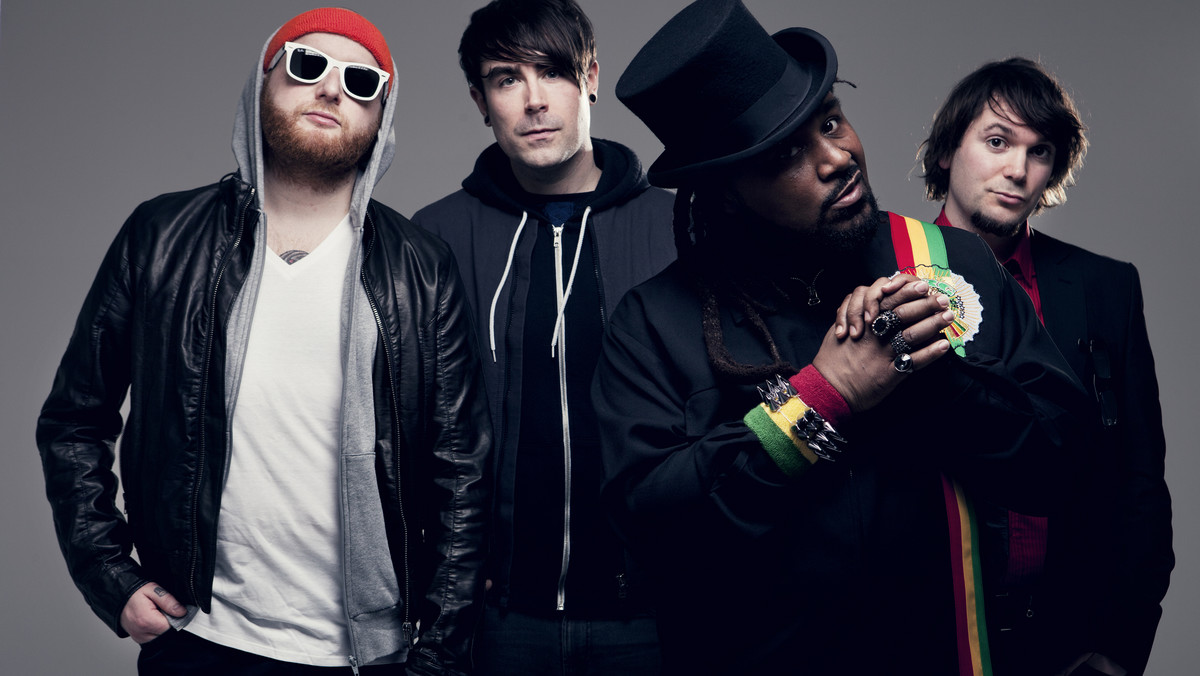 Skindred to czteroosobowa formacja z Newport w Wielkiej Brytanii grająca innowacyjne połączenie heavy metalu, punk rocka, reggaee, dancehallu i drum'n'bassu. Zespół wystąpi w Warszawie 27 listopada i dzień później w poznańskim klubie Blue Note.