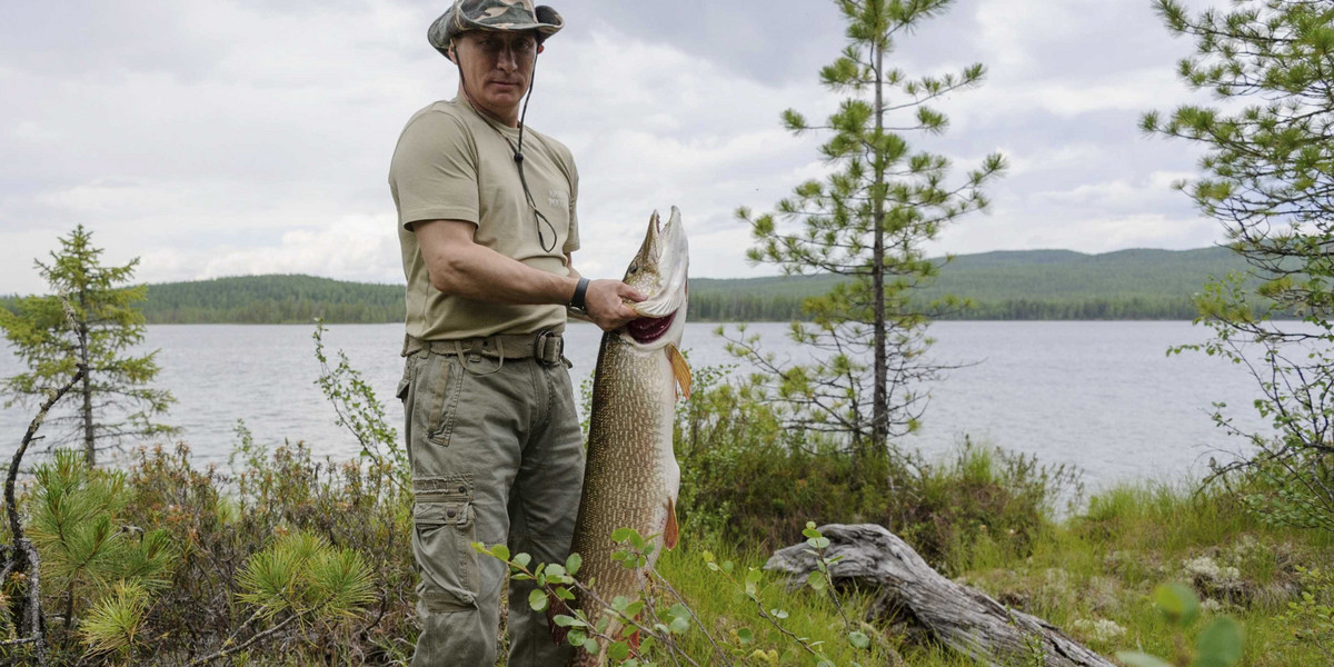 Putin lansuje się ze szczupakiem.